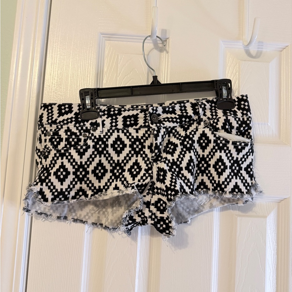 Empyre Juniors Black and White Patterned Denim Shorts/Hot Pants